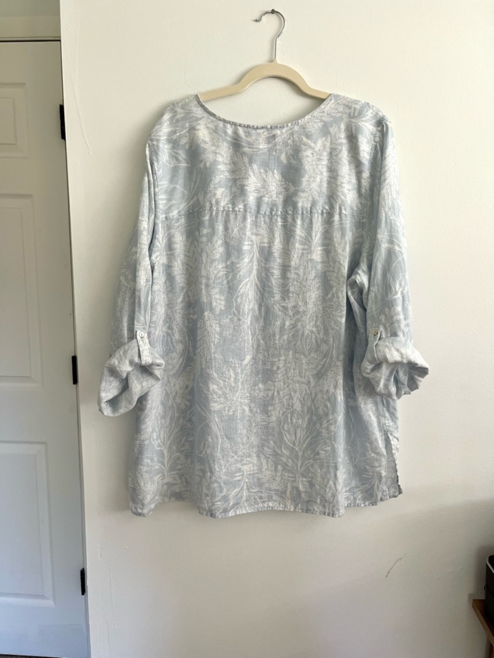 Tahari 2X Linen Pale Blue Floral Print Button-Down Roll-Tab Sleeve Tunic Top - Picture 6 of 7